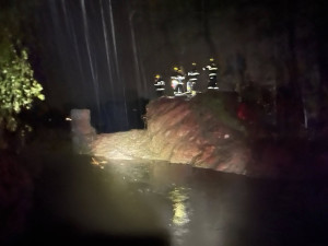 FOTO, VIDEO: Ve Žďáru při dešti protekla voda opravovaným rybníkem do ulic