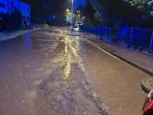 FOTO, VIDEO: Ve Žďáru při dešti protekla voda opravovaným rybníkem do ulic