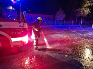 FOTO, VIDEO: Ve Žďáru při dešti protekla voda opravovaným rybníkem do ulic