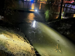 FOTO, VIDEO: Ve Žďáru při dešti protekla voda opravovaným rybníkem do ulic