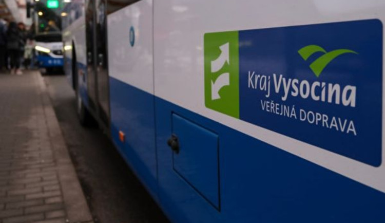 Dívka doběhla autobus, řidič odmítl otevřít dveře a nechal jí hodinu stát na dešti