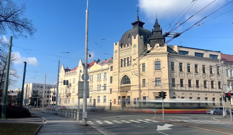 Pardubice je zrušily, Hradec si bus pruhy nechá zatím nakreslit
