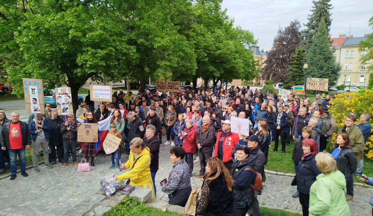 ON-LINE: I Jihlava se připojila k pochodu na podporu médií. Lidé směřují na náměstí