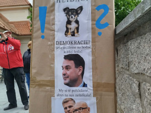 ON-LINE: I Jihlava se připojila k pochodu na podporu médií. Lidé směřují na náměstí