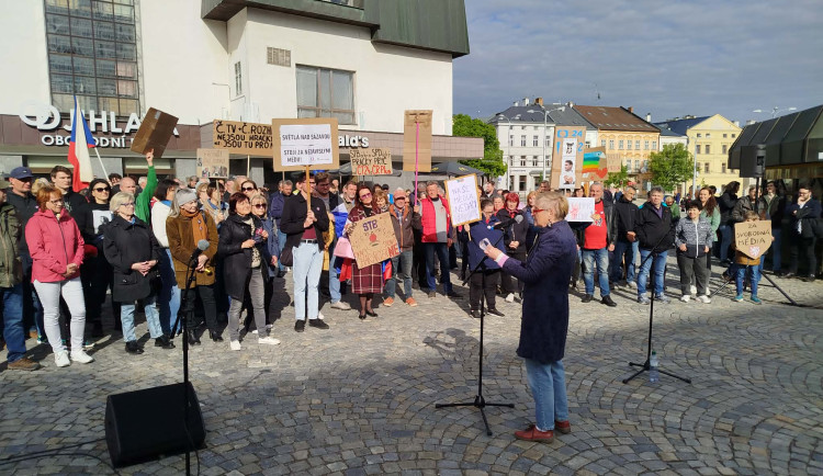 ON-LINE: I Jihlava se připojila k pochodu na podporu médií. Lidé půjdou na náměstí