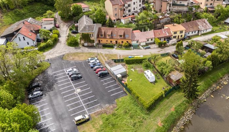 Nové parkoviště v Jihlavě: P+R Mostecká nabízí 49 míst, kde je stání zdarma