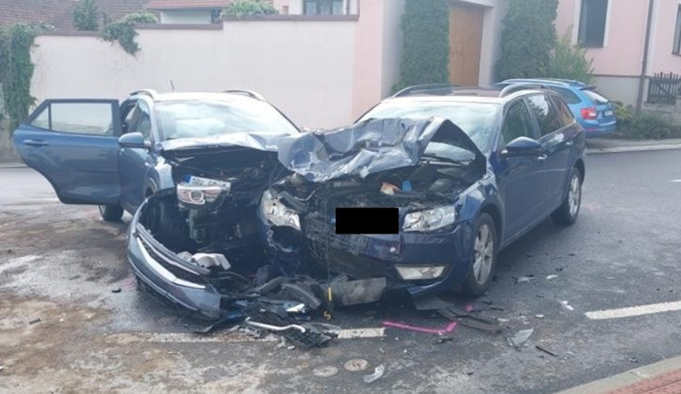 Mladý řidič se v Urbanově srazil s autem v protisměru, zranily se tři osoby. Foto: Policie ČR