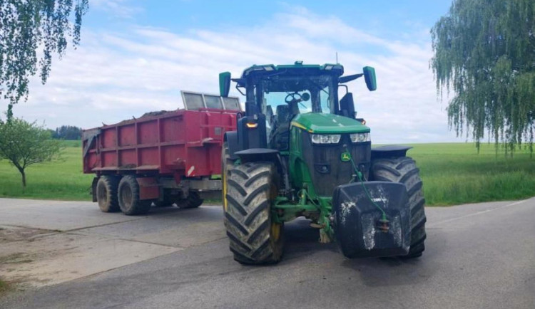 Traktor nedal přesnost autu na hlavní a došlo k nehodě. Řidič skončil v nemocnici