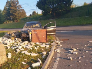 FOTO: Řidič v Humpolci narazil do přípojky. V okolí došlo k úniku plynu