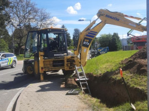 FOTO: Řidič v Humpolci narazil do přípojky. V okolí došlo k úniku plynu