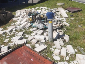 FOTO: Řidič v Humpolci narazil do přípojky. V okolí došlo k úniku plynu