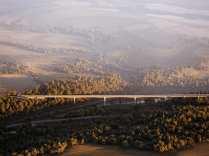 VIZUALIZACE: Vysokorychlostní trať přinese do krajiny nové dominanty, vysoké mosty
