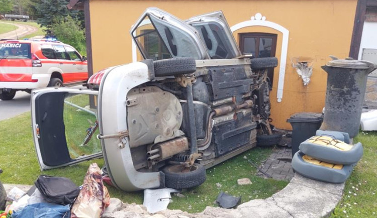 Senior v Kameničce jel po chodníku, potom narazil do domu a otočil auto na bok. Foto: Policie ČR