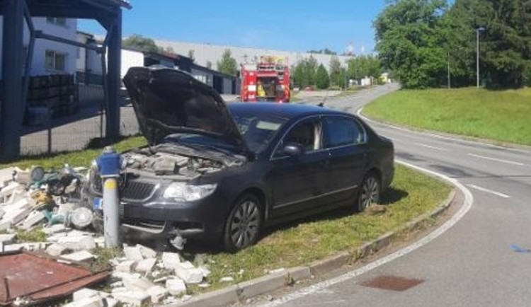 Řidič v Humpolci narazil do přípojky. V okolí došlo k úniku plynu