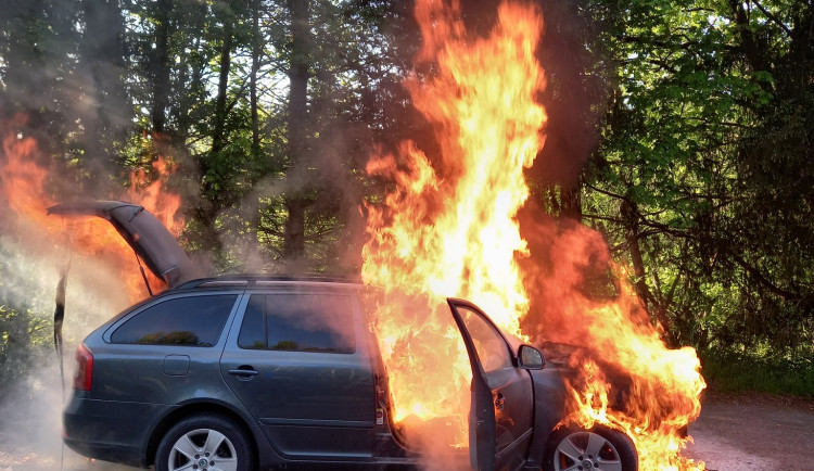 Auto v plamenech, hasiči zasahovali u Chvalče na Trutnovsku