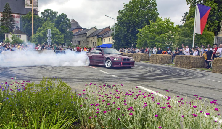 Burácení aut na návsi a adrenalin u kostelní veže. Slatinice ovládne Motorfest svobody