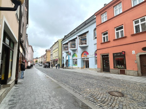 Nové lavičky a zeleň promění jihlavskou Benešku v přívětivější místo pro pěší