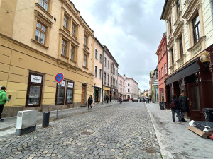 Nové lavičky a zeleň promění jihlavskou Benešku v přívětivější místo pro pěší
