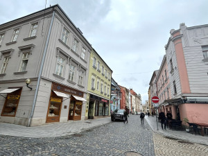 Nové lavičky a zeleň promění jihlavskou Benešku v přívětivější místo pro pěší