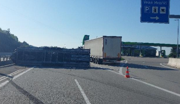 Aktuálně z D1: U Velkého Meziříčí bourala dodávka s podvalem. Tvoří se tam kolona