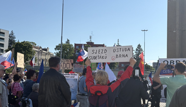 Pietní místo v Pohořelicích poničil vandal. Před pochodem ho pomaloval hákovými kříži