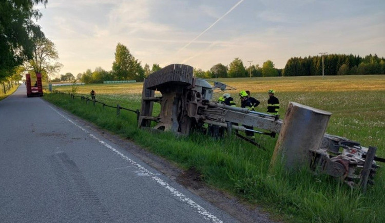 Řidič vezl bagr, který se mu převrátil, nehoda skončila bez zranění. Foto: Policie ČR