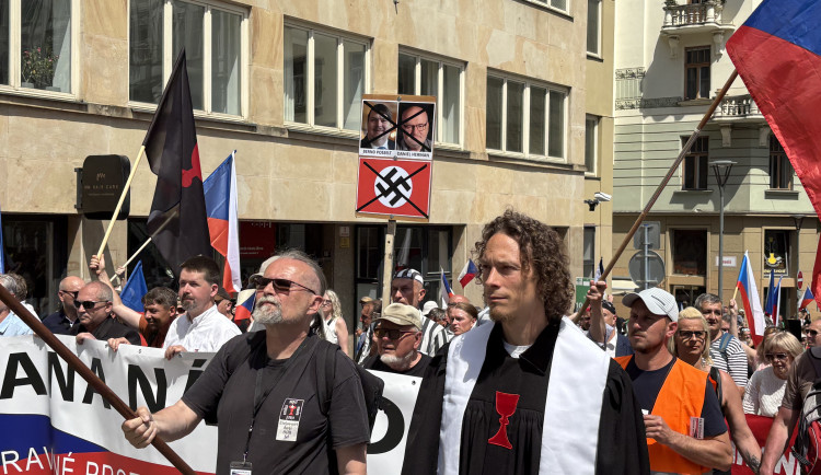 Protesty, svastika i maketa samopalu. Sjezd sudetských Němců zaměstnal policisty