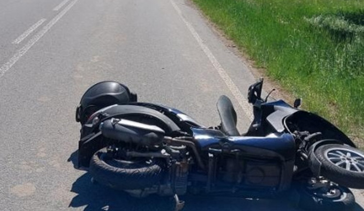 Nehoda u Studnic: Senior na motocyklu předjížděl dodávku, ta však odbočovala