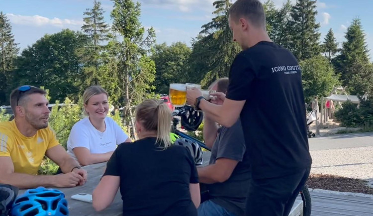 Pár piv nebo pohárek vína a pak na kolo? Riziko, které v Česku stále podceňujeme