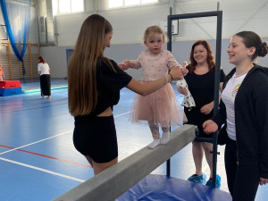 VIDEO: Puklice v čase a v pohybu: Sportovní den přilákal stovky návštěvníků a ukázal moderní zázemí školy
