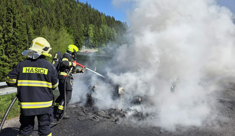 V Kořenově u křižovatky se silnicí I/10 shořelo auto. Řidič se zranil