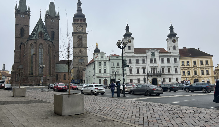 Nechceme na náměstí obří parkoviště. Piráti a Starostové spustili petici