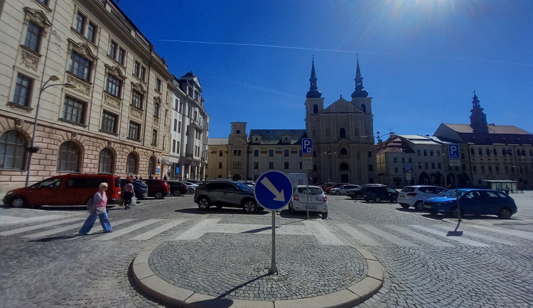Parkování v Jihlavě XXXV.: Pro parkující u pošty bude zítřejší sobota poslední placenou