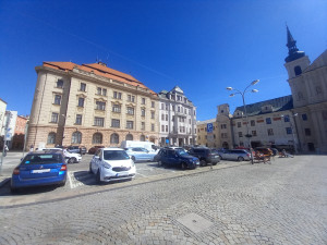 Parkování v Jihlavě XXXV.: Pro parkující u pošty bude zítřejší sobota poslední placenou
