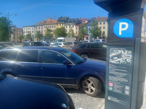 Parkování v Jihlavě XXXV.: Pro parkující u pošty bude zítřejší sobota poslední placenou