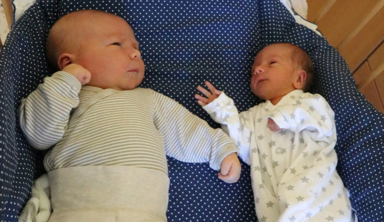 Obřík Ríša a drobeček Kubík. Novoměstská porodnice zažila raritu