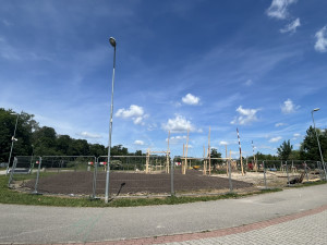 VIDEO: Stavba nového hřiště v Jihlavě jde do finiše. Stín zajistí kryté přístřešky
