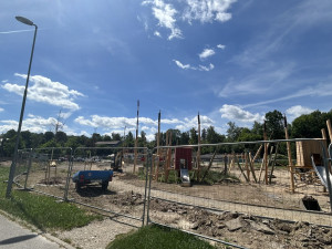 VIDEO: Stavba nového hřiště v Jihlavě jde do finiše. Stín zajistí kryté přístřešky