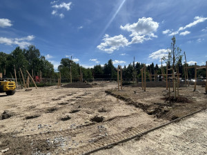 VIDEO: Stavba nového hřiště v Jihlavě jde do finiše. Stín zajistí kryté přístřešky