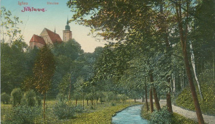 Zátiší vodní hladinou pod kostelem sv. Jakuba při východním svahu Heulosu. Foto: Poskytl Stanislav Jelínek