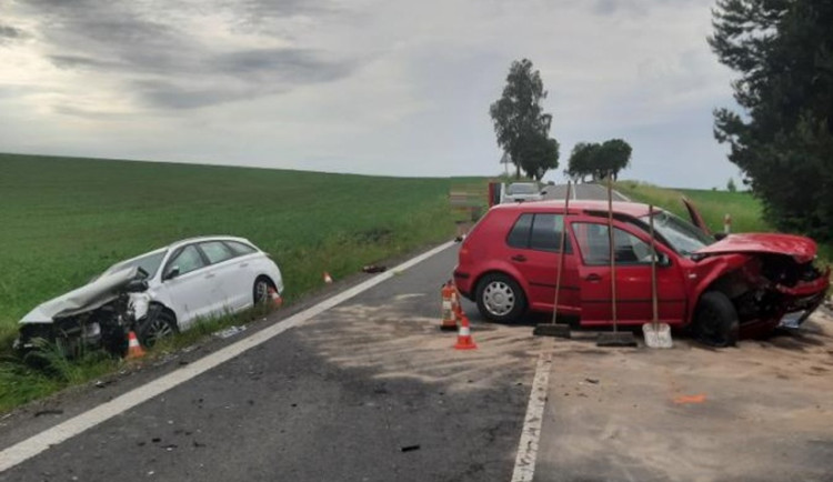 Při čelní nehodě dvou aut se v neděli zranilo pět lidí, jedna letěla do nemocnice. Foto: Policie ČR