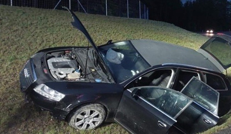 Audi projelo rovně kruhový objezd na dálničním přivaděči, řidič měl přes dvě promile. Foto: Policie ČR