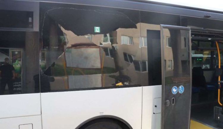 Vzteklý chodec neunesl zdržení. Hlavou prorazil okno autobusu v Prostějově