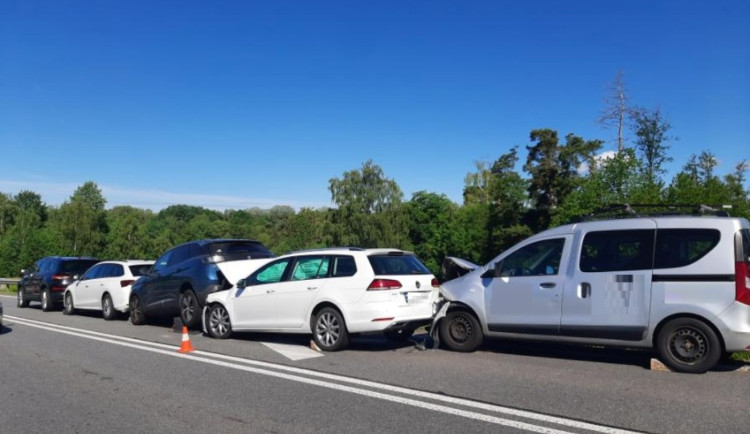 Řetězová reakce. Na Pelhřimovsku bouralo pět aut, došlo i ke zranění