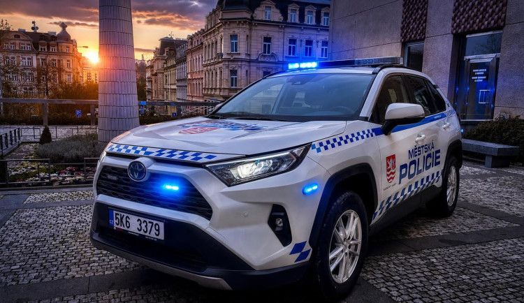 Senior potřeboval odvézt k bankomatu, na pomoc si přivolal strážníky