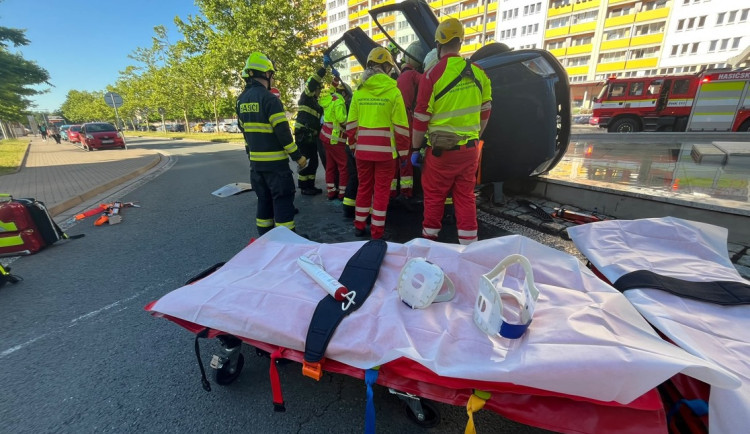 Na Benešově třídě se převrátilo auto. Dva zranění skončili v nemocnici
