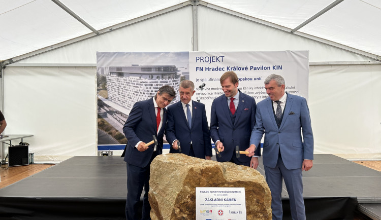V Hradci začala stavba infekčního pavilonu za miliardu. Součástí bude i parkovací dům