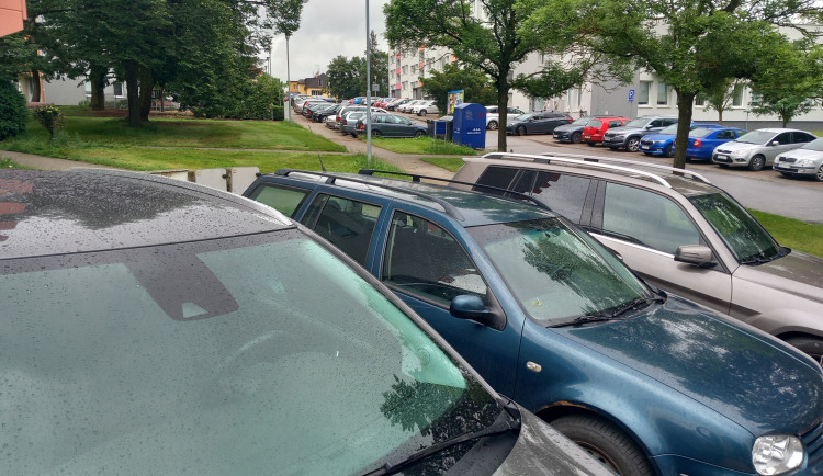 Parkování v Jihlavě XXXVI.: Letos modré zóny nevzniknou nikde, prohlásil primátor