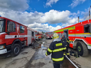Aktuálně: Požár haly v Brodě. Hoří tam plasty a kartony, zasahuje devět jednotek