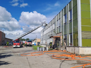 Aktuálně: Požár haly v Brodě. Hoří tam plasty a kartony, zasahuje devět jednotek